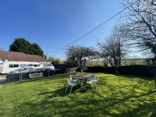 Pill Apartment | Serene Countryside Escape with Parking