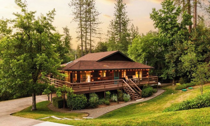 Yosemite Forks House | Serene Creekfront Cabin - KingBed - 20min Yosemite - Wraparound starview deck