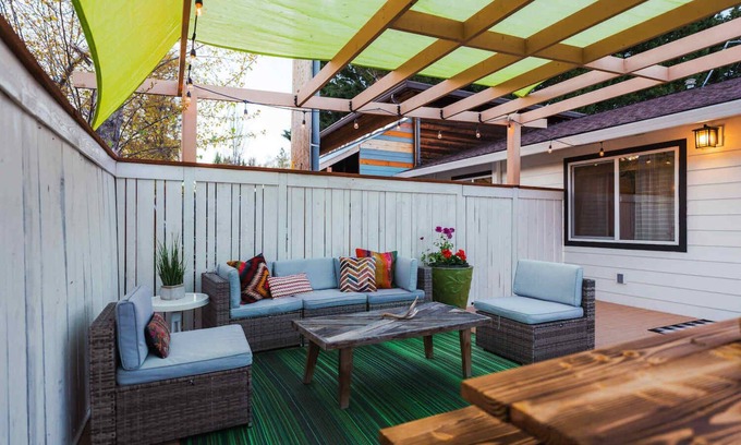 Ashland House | Serene Family, Cottage-minutes to Downtown