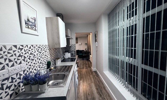 Birmingham City Centre Apartment | Serene Garden Room Suite City Centre