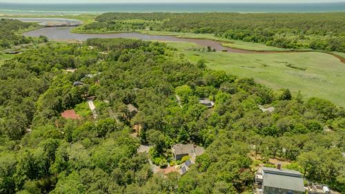 Wellfleet House | Serene Gardens 2 Miles to Beaches