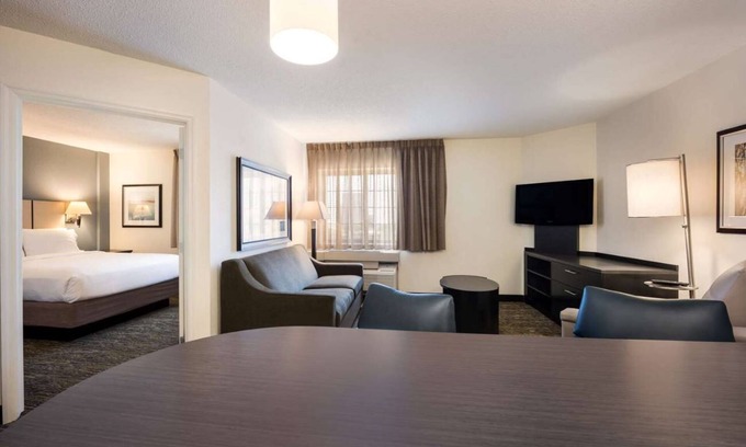 Baymeadows Resort | Serene Getaway in Jacksonville! Fully-equipped Kitchen, Pet-friendly Property!