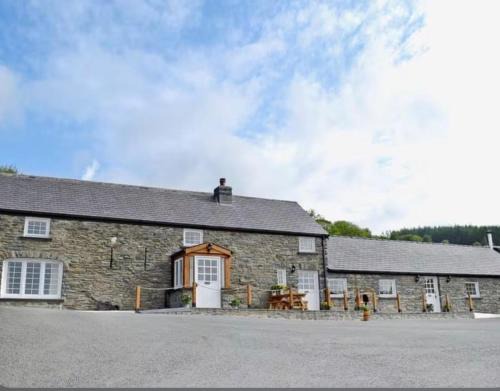 Tregaron House | Serene Golygfar Cottage Retreat in Ystrad Meurig