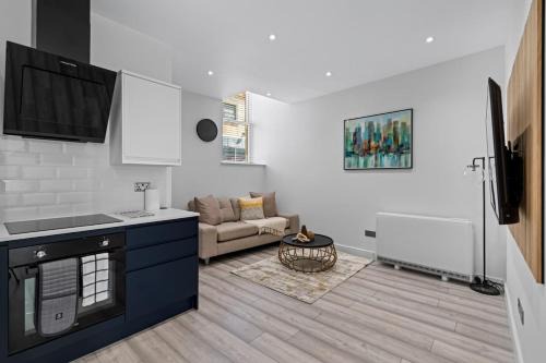 Swindon Apartment | Serene Haven - 2 min from Station - Free Parking - Courtyard