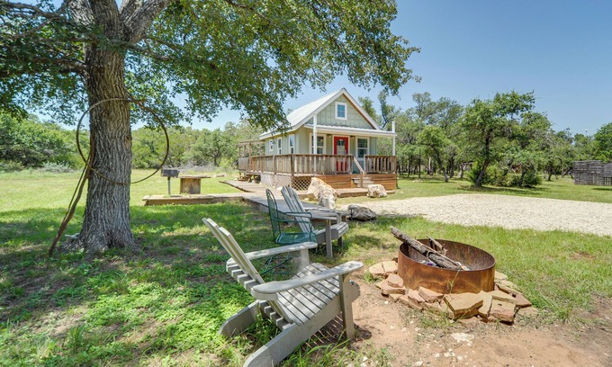 Fredericksburg Cabin | Serene Hill Country Cabin w/Deck Near Wineries!