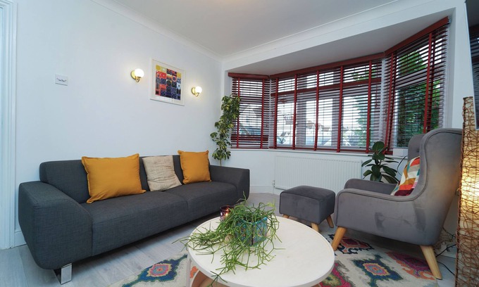 Hersham House | Serene home with all comforts (Wifi, Parking, EV Charge) & Long Stay Discount!n