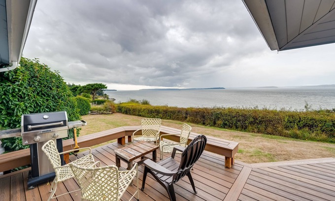 Freeland Cottage | Serene Island Retreat w/Beach Access & Mtn Views!