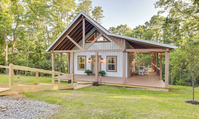 Williamstown Cottage | Serene Kentucky Cabin w/Fireplace + Fire Pit!