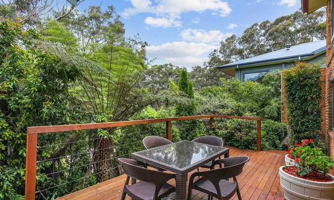 Wentworth Falls House | Serene Mountain Haven with Scenic Balcony Garden