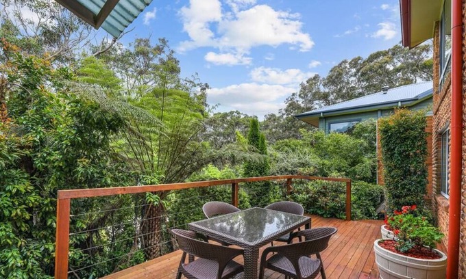 Wentworth Falls House | Serene Mountain Haven with Scenic Balcony & Garden