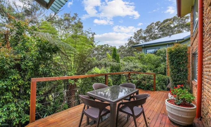 Wentworth Falls House | Serene Mountain Haven with Scenic Balcony & Garden