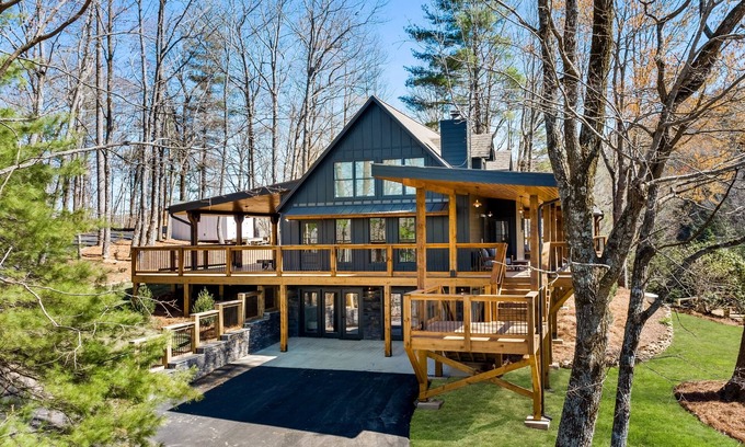 Blairsville Cabin | Serene mountain views with each lodge en-suite & on-site amenities