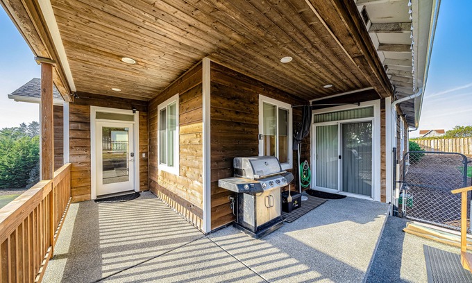 Surf Pines House | Serene, Open Home w/a Private Hot Tub - Walk to Beach & Golf