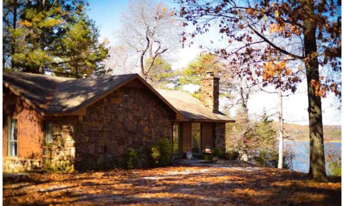 Lowell Cottage | Serene & Private Lakefront Cabin- Beaver Lake Northwest Arkansas