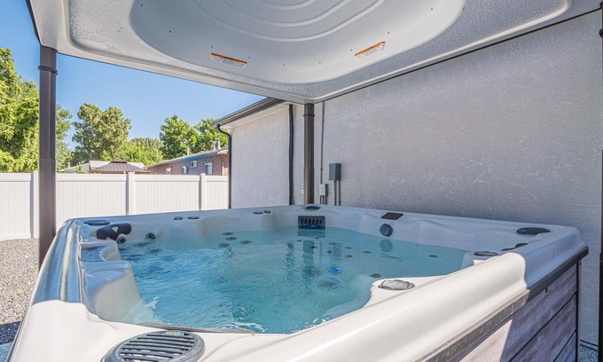 Fruita House | Serene Retreat: Darts, Pool Table & Hot Tub!