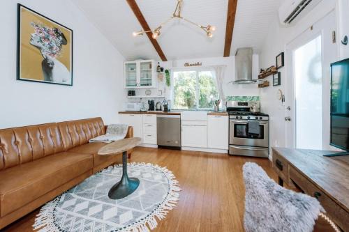 Silver Lake Apartment | Serene Silver Lake 1 bedroom 1 bathroom Back house With Private Backyard