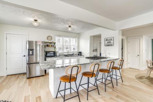 South Haven House | Serene South Haven Retreat with Deck 1 Mi to Dtwn!