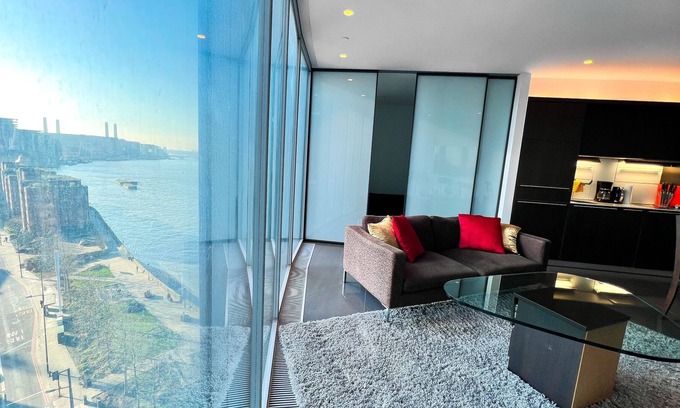 Vauxhall Apartment | Serene & Spacious River View ~ VIP Luxury suite