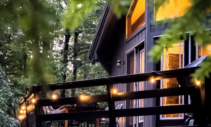 Arlington Ski Chalet | Serene & Stylish Chalet ~HOT TUB ~ near Manchester ~ Pet-friendly