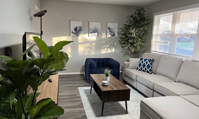 Dayton House | Serene Suburban Retreat- Close to UD, WSU & WPAFB
