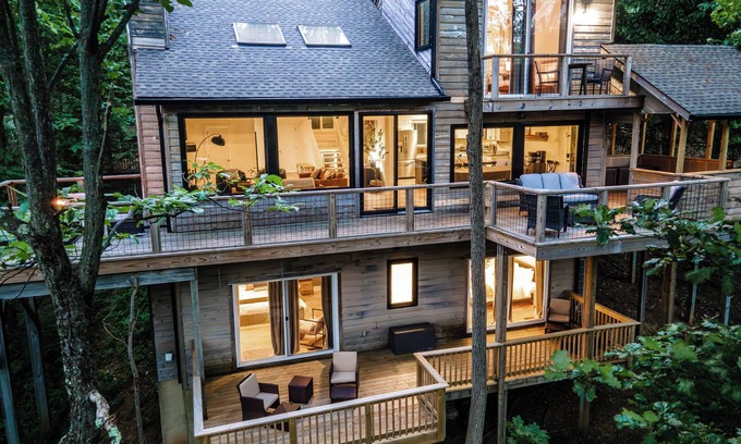 Nellysford House | Serene Wintergreen Retreat, Nestled in the Trees