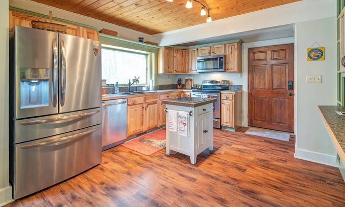 Mills River House | Serene, wooded setting close to Asheville/Hendersonville/Brevard!