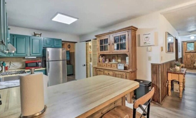 Tobyhanna Cabin | Serene Woods Retreat:Backyard Firepit Pet-Friendly