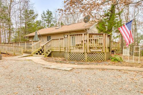 Yellville House | Serene Yellville Retreat with Hot Tub on 85 Acres
