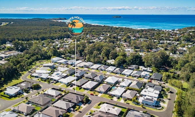Emerald Beach House | Serenity Bay Retreat - Luxury Coastal Living