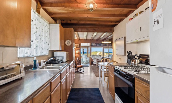 Port Sheldon House | Serenity Beach | 6 Bed, 2 Bath