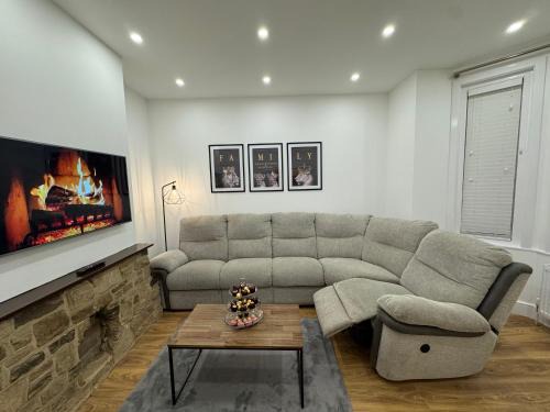 Bournemouth House | Serenity House, FREE parking, sleeps 6, plus Free stay for 2 children on sofa beds, near the beach restaurant and city centre, guests recommend it