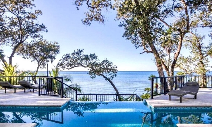 Roatan Villa | Serenity House, secret paradise facing the sea.