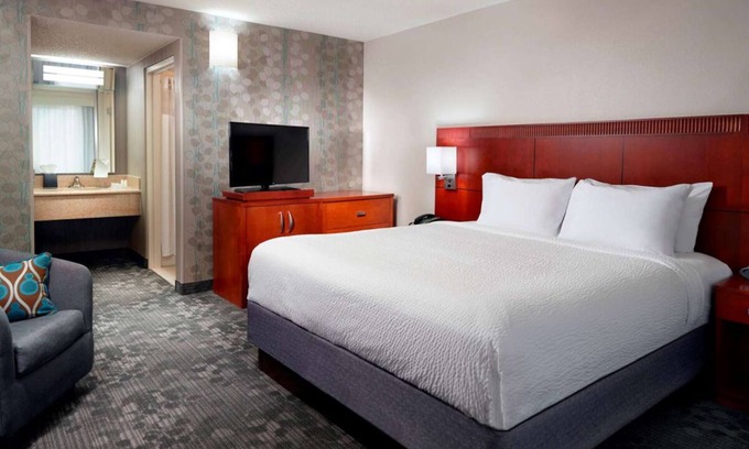Home Park Hotel | Serenity in the City! 2 Relaxing Units, Seasonal Pool, Pet-friendly Property!
