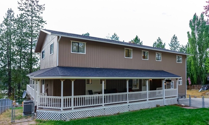 Elk House | Serenity Lodge - big house on the lake for family gatherings