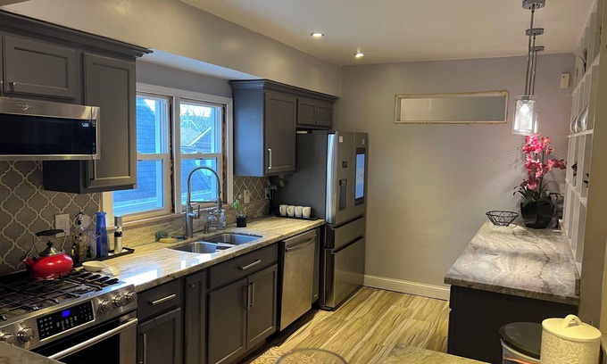 Milwaukee House | Serenity - Loft Style Near Downtown & Freeway