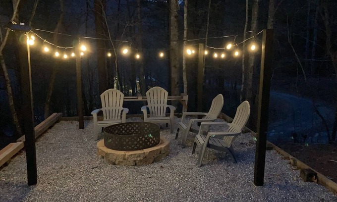 Hiawassee Cabin | Serenity Now. Cozy 2-bd/2ba log cabin in lovely Hiawassee with AC, Wifi, firepit