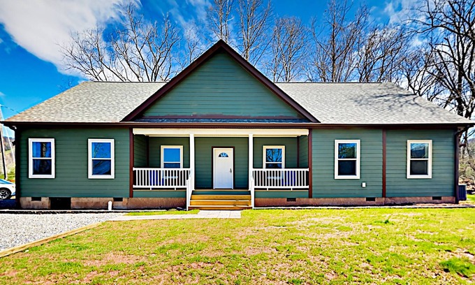 Weaverville House | Serenity Views Comfort - Sunsets, King Suite, Chef's Kitchen, Fireplace, Dogs!