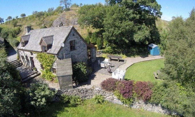 Corwen Cottage | Set in 18 acres: woodburner, hilltop, sauna, lake, cabin, kayaks, rowing boat.