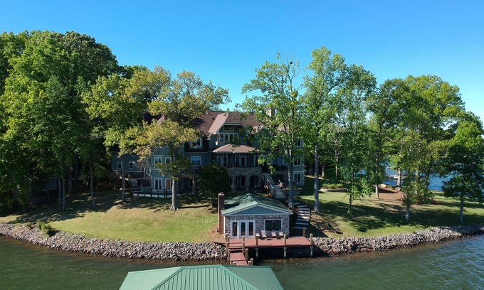 Mayhew House | Seven bedroom family estate on Lake Norman