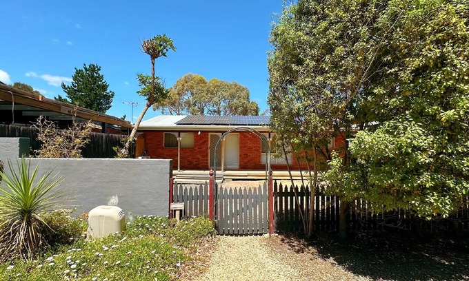 Seven Mile Beach Apartment | Seven Mile Escape House B - Close to Airport