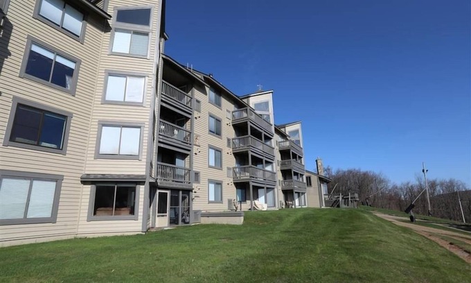 Seven Springs Condo | Seven Springs 1 Bedroom Premium Condo, Walking Distance to Slopes by RedAwning - Save 10% on 3 Nights, 15% on 5 Nights!