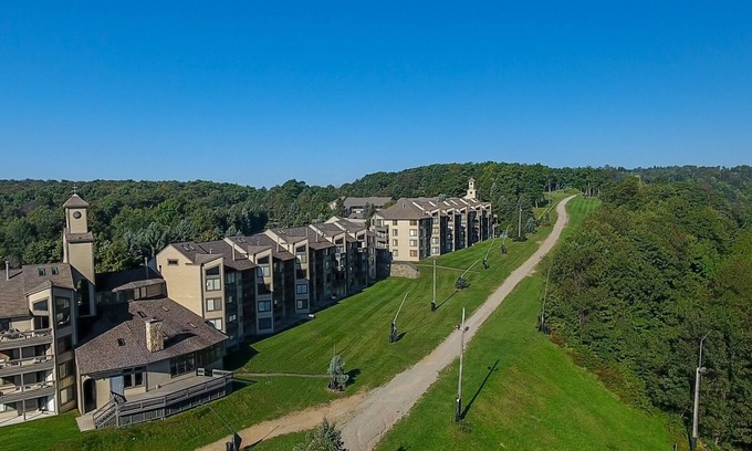 Seven Springs Condo | Seven Springs 3 BR + Loft Condo, Walk to Slopes! by RedAwning - Save 10% on 3 Nights, 15% on 5 Nights!