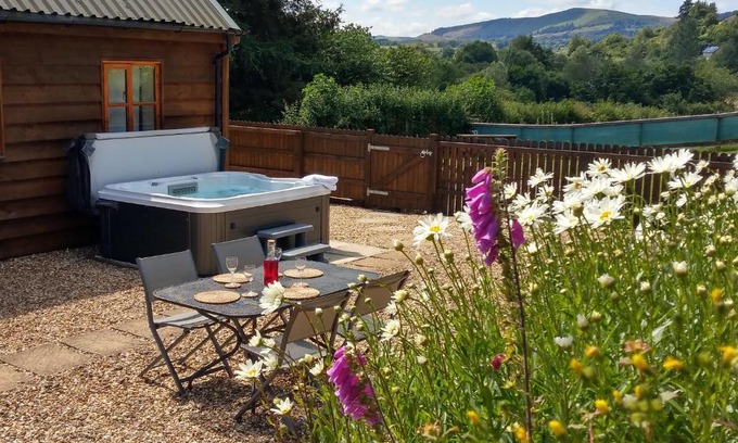 Llandrindod Wells House | Seven Stars- hot tub & garden with fabulous views.