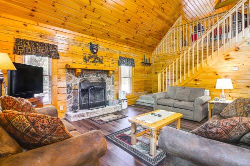 Sevierville House | Sevierville Cabin with Hot Tub and Deck!