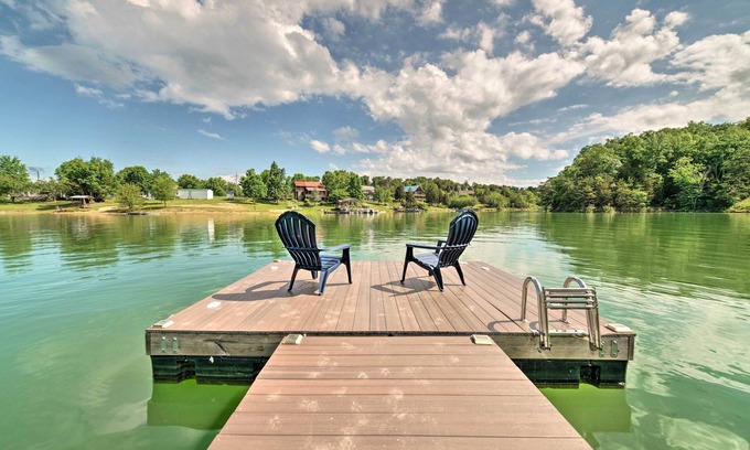 Sevierville House | Sevierville Lake House w/Deck & Foosball Table!