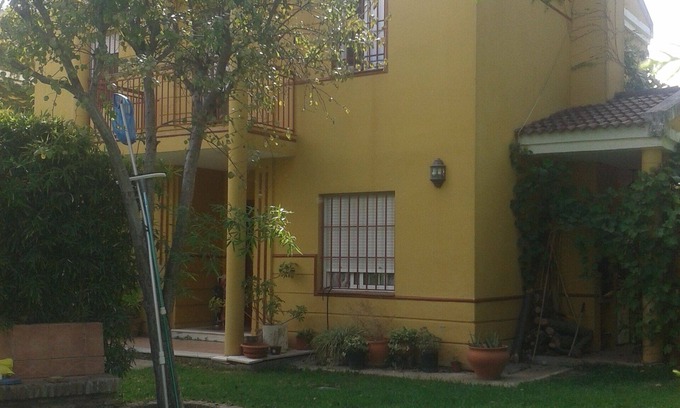Espartinas House | Seville center 15 km away, ideal for families and friends, we allow pets.
