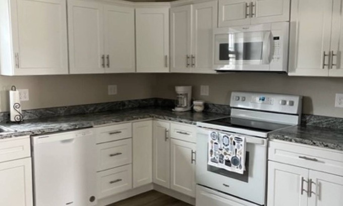 Seymour House | Seymour Southern Comfort. New build 2-bedroom duplex that comfortably sleeps 6.