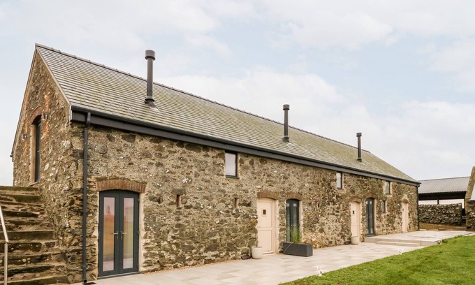 Ty Croes Cottage | SGUBOR, pet friendly, with hot tub in Llangefni