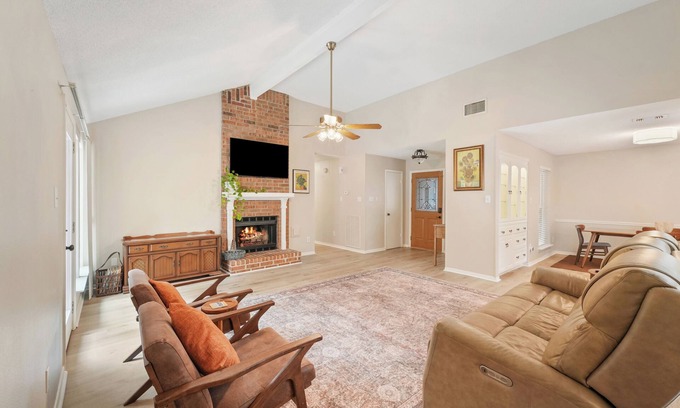 Grogan's Mill House | Shaded Poolside Haven In The Woodlands