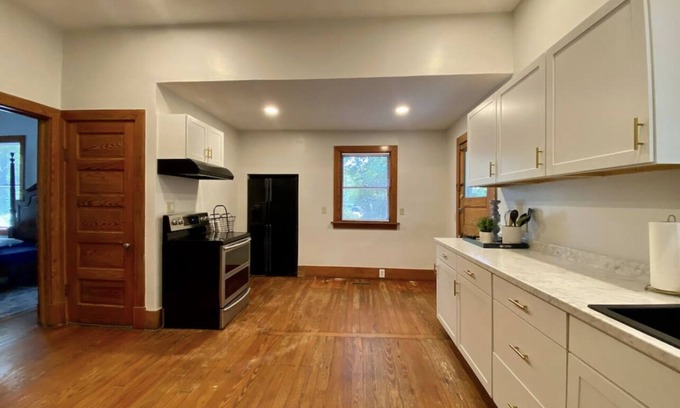 Burton House | Shadow Dawn | Lovely Historic Southern Home | Sleeps 6!